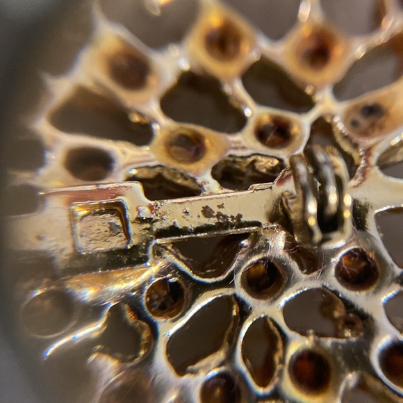 Vintage gold & red glass brooch.  Final !  2.25" x 2" - Picture 7 of 11